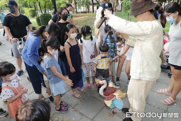 ▲今年台南文化中心館慶開幕活動盛大展開，台南市長黃偉哲與熱鬧的蛙靠部落唱唱跳跳，一同為10月壽星慶生。（圖／記者林悅翻攝，下同）