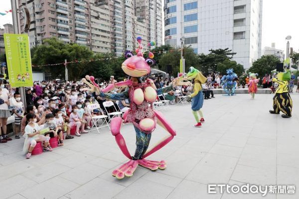 ▲今年台南文化中心館慶開幕活動盛大展開，台南市長黃偉哲與熱鬧的蛙靠部落唱唱跳跳，一同為10月壽星慶生。（圖／記者林悅翻攝，下同）