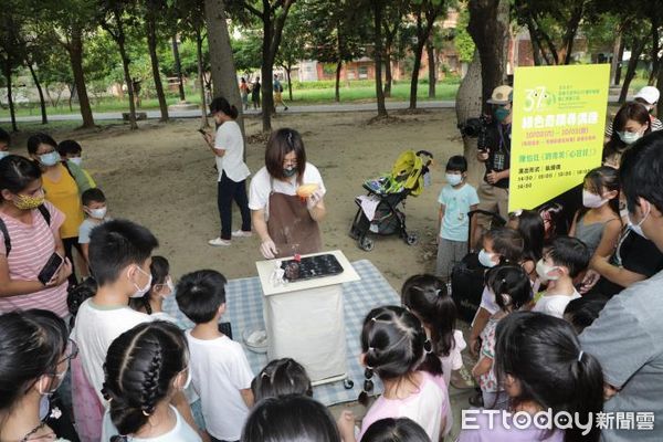 ▲今年台南文化中心館慶開幕活動盛大展開，台南市長黃偉哲與熱鬧的蛙靠部落唱唱跳跳，一同為10月壽星慶生。（圖／記者林悅翻攝，下同）