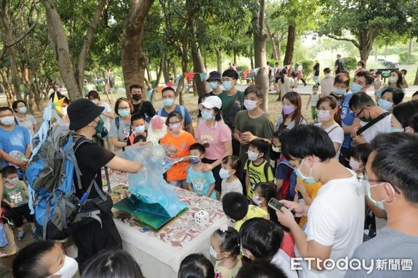 ▲今年台南文化中心館慶開幕活動盛大展開，台南市長黃偉哲與熱鬧的蛙靠部落唱唱跳跳，一同為10月壽星慶生。（圖／記者林悅翻攝，下同）