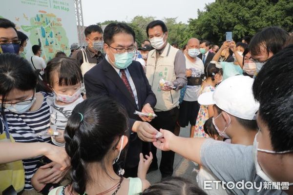 ▲今年台南文化中心館慶開幕活動盛大展開，台南市長黃偉哲與熱鬧的蛙靠部落唱唱跳跳，一同為10月壽星慶生。（圖／記者林悅翻攝，下同）