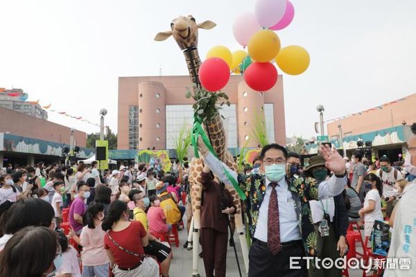 ▲今年台南文化中心館慶開幕活動盛大展開，台南市長黃偉哲與熱鬧的蛙靠部落唱唱跳跳，一同為10月壽星慶生。（圖／記者林悅翻攝，下同）