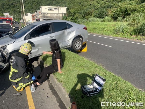 ▲宜蘭一自小客在台2線131k處，被預拌混凝土車撞上分隔島，女駕駛受傷送醫。（圖／記者游芳男翻攝）