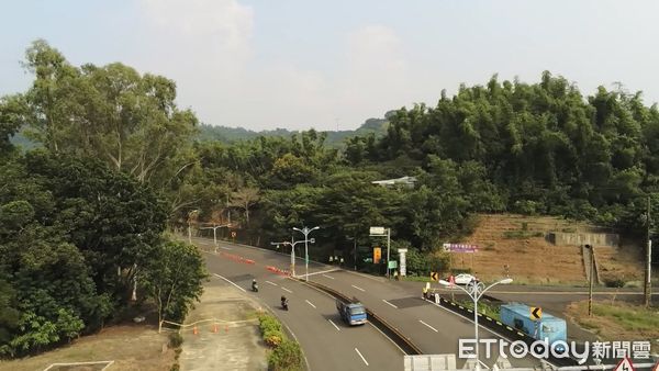 ▲台南市警歸仁分局聯合台南市警交通警察大隊、監理站等單位在市道182線龍湖宮前進行聯合稽查，並配合空拍機空中蒐證攔查取締改裝等違規車輛。（圖／記者林悅翻攝，下同）