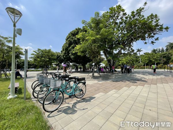 ▲台南山上花園水道博物館與在地廠商合作，推出Be-Bike電輔單車服務，即日起遊客可以以手機掃描租用，騎電輔單車山區慢活旅遊。（圖／記者林悅翻攝，下同）