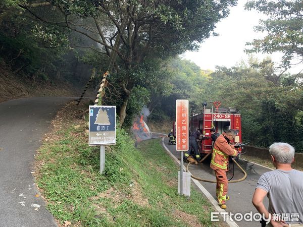 ▲▼閃車摔落邊坡火燒車。（圖／記者陳雕文翻攝）