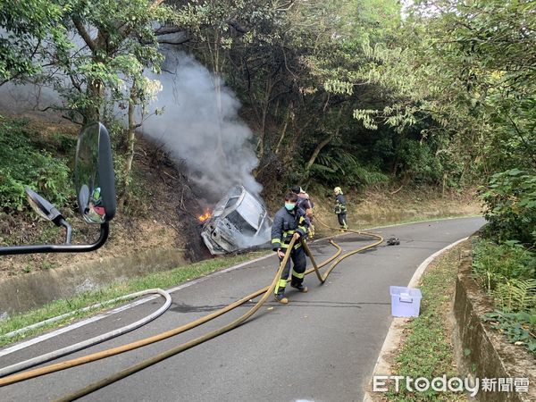 ▲▼閃車摔落邊坡火燒車。（圖／記者陳雕文翻攝）