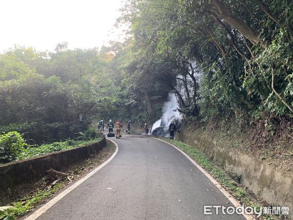 ▲▼閃車摔落邊坡火燒車。（圖／記者陳雕文翻攝）