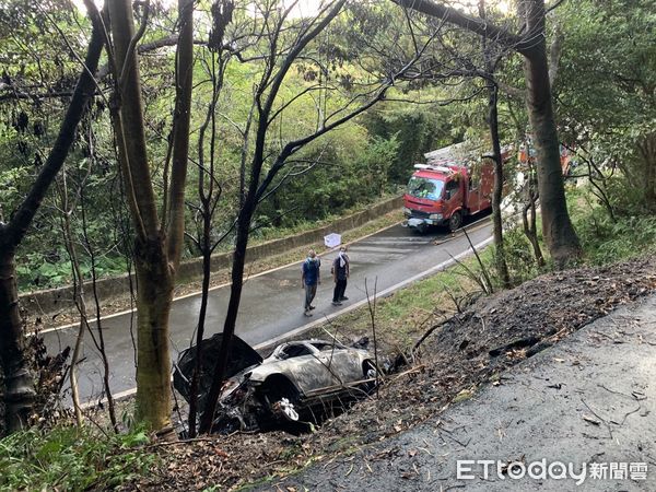 ▲▼閃車摔落邊坡火燒車。（圖／記者陳雕文翻攝）