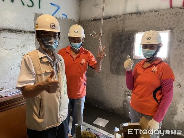 ▲台南市「有情有疼心ㄟ厝」房屋修繕服務，參加「2021專案管理」大獎，領軍參賽的勞工局王鑫基局長亦獲得「2021十大傑出專案經理」優選之殊榮，3日仍持續愛心修繕。（圖／記者林悅翻攝，下同）