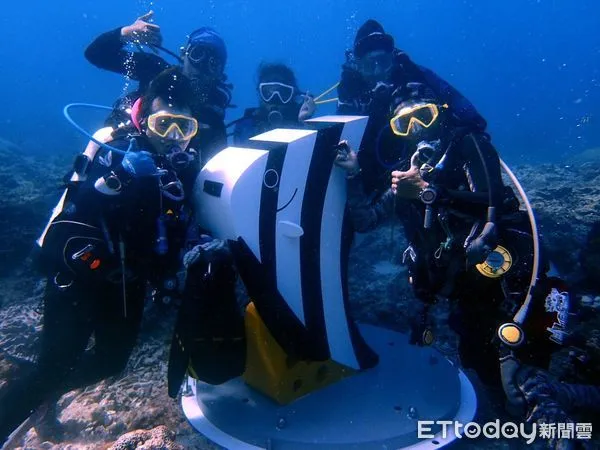 ▲綠島尖翅燕魚海底母子郵筒正式啟用。（圖／記者楊漢聲翻攝）