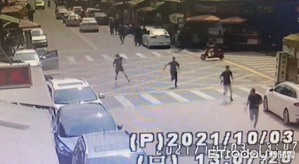 ▲▼        嘉義新港奉天宮遊客遭追砍畫面曝     。（圖／記者翁伊森翻攝）