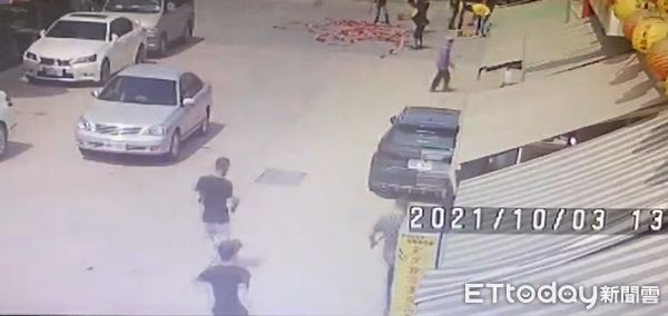 ▲▼        嘉義新港奉天宮遊客遭追砍畫面曝     。（圖／記者翁伊森翻攝）