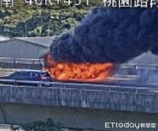 ▲國1五楊高架北上桃園段貨車火燒車。（圖／記者楊熾興翻攝）