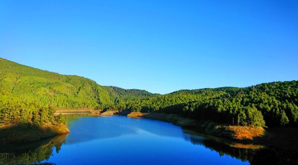 ▲翠峰湖水位回升，藍寶石景緻，網說太美了。（圖／羅東林管處提供）