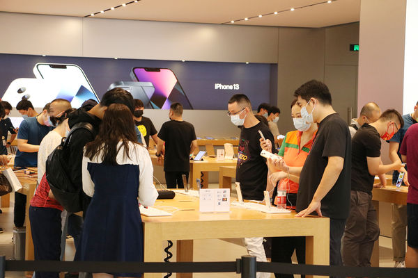 ▲▼江蘇無錫蘋果專賣店iPhone 13購買人潮。（圖／CFP）