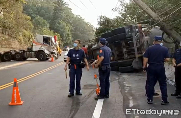 ▲陳姓大貨車女駕駛，4日清晨疑轉彎車速過快失控自撞護欄，造成大貨車車頭車身分離，陳女也受困車內，經搶救後送醫命危。（圖／記者黃孟珍翻攝，下同）