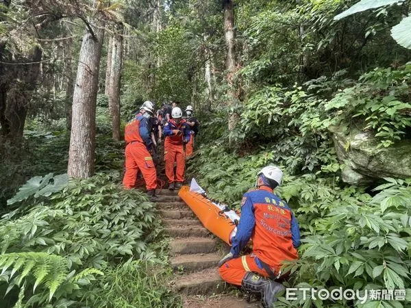 ▲救援人員在百米深的地方發現劉婦，但已明顯死亡；人員用搬運方式將遺體運送下山。（圖／記者黃孟珍翻攝，下同）