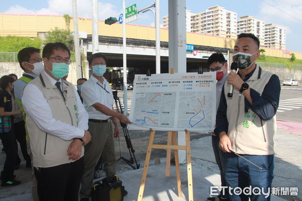 ▲台南市長黃偉哲前往大灣交流道，視察計畫實行2個月後的壅塞改善成效，雖逢週一上午尖峰車流量大，在交通局時制調整及警察局疏導下，車流仍維持順暢好走。（圖／記者林悅翻攝，下同）