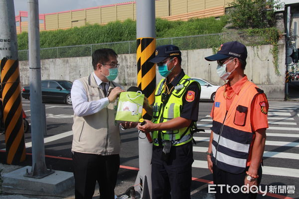 ▲台南市長黃偉哲前往大灣交流道，視察計畫實行2個月後的壅塞改善成效，雖逢週一上午尖峰車流量大，在交通局時制調整及警察局疏導下，車流仍維持順暢好走。（圖／記者林悅翻攝，下同）