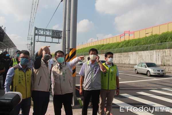 ▲台南市長黃偉哲前往大灣交流道，視察計畫實行2個月後的壅塞改善成效，雖逢週一上午尖峰車流量大，在交通局時制調整及警察局疏導下，車流仍維持順暢好走。（圖／記者林悅翻攝，下同）