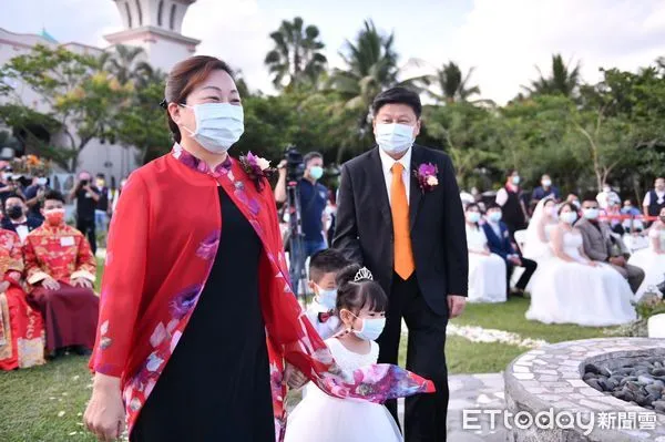 ▲花蓮縣長徐榛蔚與立法委員傅崐萁開場前牽著花童甜蜜進場。（圖／花蓮縣政府提供，下同）