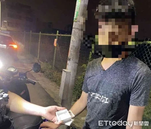 ▲台南市警一分局攔查違規紅燈右轉機車時，查獲陳姓男子持有安非他命。（圖／記者林悅翻攝，下同）