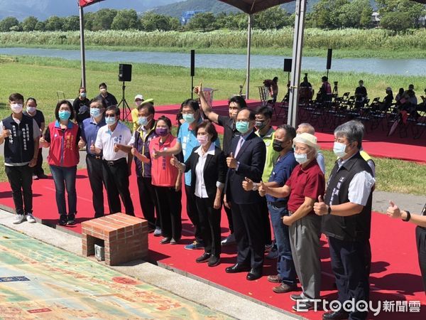 ▲▼宜蘭河新景點的「西堤晚眺」陶雕壁畫4日亮相。（圖／記者游芳男翻攝，下同）