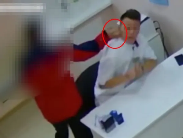 ▲▼俄羅斯醫師被女病患的老公暴打。（圖／翻攝RuNews24）