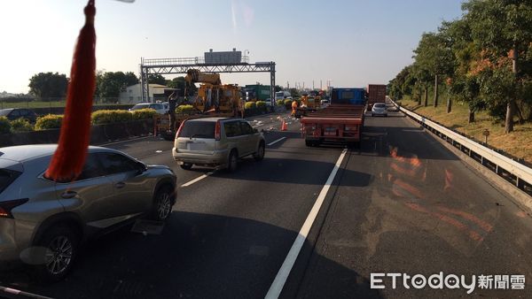 ▲▼國道1號小客車翻覆。（圖／記者林悅翻攝）