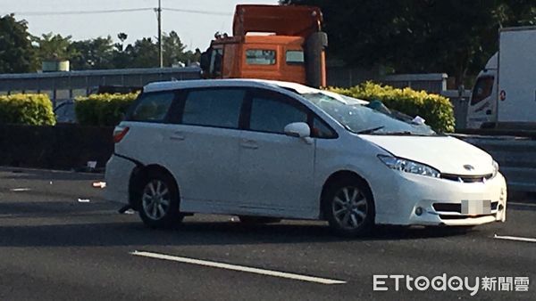 ▲▼國道1號小客車翻覆。（圖／記者林悅翻攝）