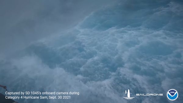 ▲▼美國國家海洋暨大氣總署（NOAA）利用無人機深入超強颶風，接近暴風中心的位置，拍攝到末日般的驚濤駭浪場景。（圖／翻攝自YouTube／Saildrone）