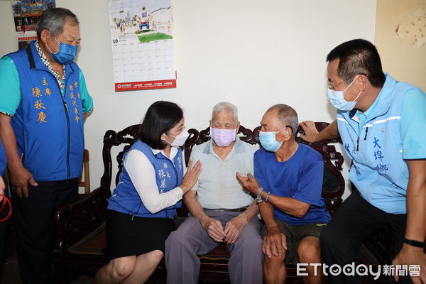 ▲縣長張麗善今日親自拜訪雲林最長壽大埤鄉江新旺110歲、劉水旺104歲及廖蔡愛109歲等共3位阿公、阿嬤，致贈1萬2千元、總統府敬老禮品以及衛生福利部金鎖片。（圖／記者蔡佩旻翻攝）