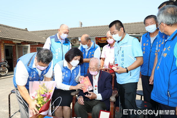 ▲縣長張麗善今日親自拜訪雲林最長壽大埤鄉江新旺110歲、劉水旺104歲及廖蔡愛109歲等共3位阿公、阿嬤，致贈1萬2千元、總統府敬老禮品以及衛生福利部金鎖片。（圖／記者蔡佩旻翻攝）