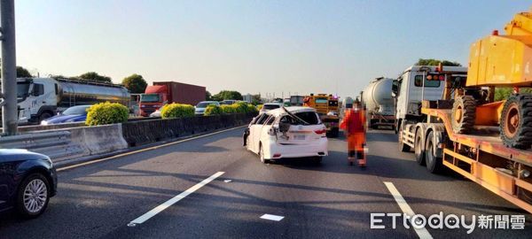 國1北上小客車「猛撞護欄」！車流紫爆6km。（圖／記者林悅翻攝，下同）