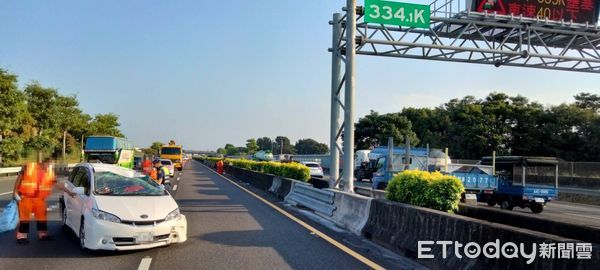 國1北上小客車「猛撞護欄」！車流紫爆6km。（圖／記者林悅翻攝，下同）