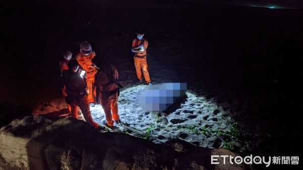 ▲萬里海岸驚見「半裸男浮屍」 海巡急撈上岸身分待查。（圖／記者郭世賢翻攝）