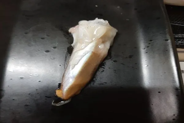 ▲有網友好奇魷魚這部位能否食用 。（圖／翻攝《廚藝公社》）