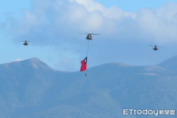 ▲國慶全兵力空中預演，CH-47運輸直升機吊掛巨幅國旗通過會場。（圖／記者林敬旻攝）