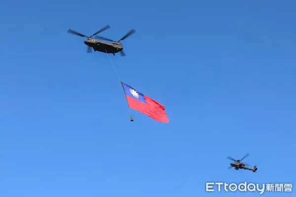 ▲國慶全兵力空中預演，CH-47運輸直升機吊掛巨幅國旗通過會場。（圖／記者林敬旻攝）