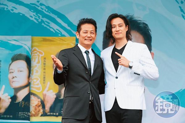 徐乃麟（左）入行多年，兒子徐新洋（右）去年也低調入行，兩人去年正式搭檔節目，也同台參加活動。