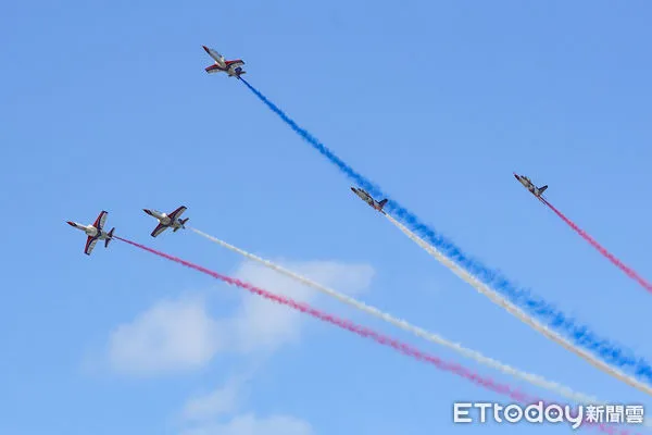 ▲國慶全兵力空中預演，AT-3教練機通過總統府上空。（圖／記者林敬旻攝）