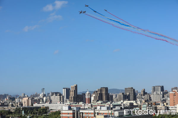 ▲國慶全兵力空中預演，AT-3教練機通過總統府上空。（圖／記者林敬旻攝）