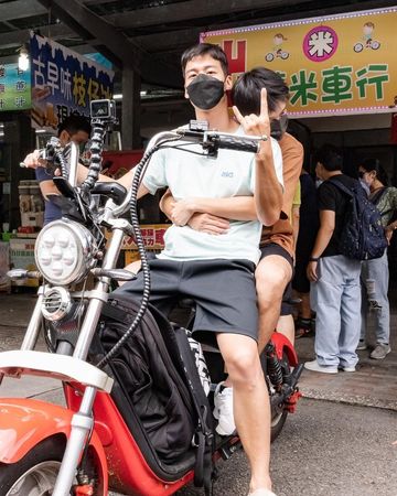 ▲江宏傑騎車「背後親密環抱」被拍。（圖／翻攝自林敬倫IG）