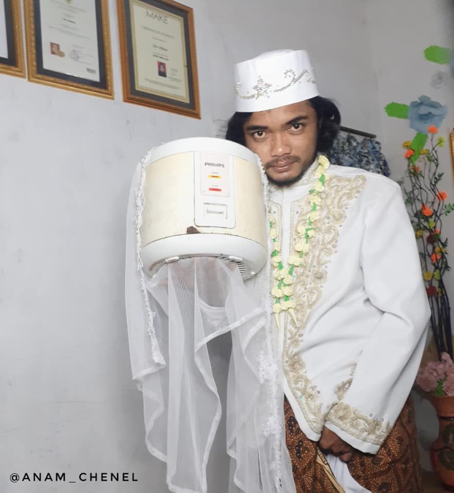 ▲▼印尼男子阿南和電鍋結婚。（圖／翻攝自Facebook／Khoirul Anam）