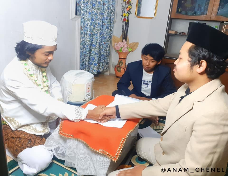 ▲▼印尼男子阿南和電鍋結婚。（圖／翻攝自Facebook／Khoirul Anam）