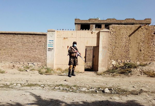 ▲▼塔利班戰士在伊斯蘭國分支「呼羅珊伊斯蘭國」（ISIS-K）位於首都喀布爾的被毀基地前站崗。（圖／路透）