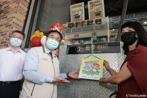 ▲台南市長黃偉哲頒發寵物友善空間標章，給子瑜媽開設的咖啡廳。（圖／記者林悅翻攝）