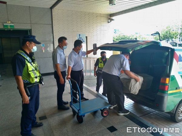 ▲東港警分局人員護送五倍券至小琉球            。（圖／記者陳崑福翻攝，以下同）