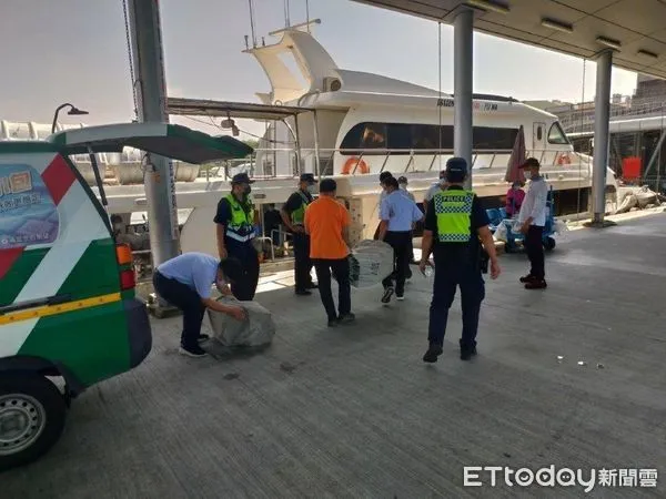 ▲東港警分局人員護送五倍券至小琉球            。（圖／記者陳崑福翻攝，以下同）